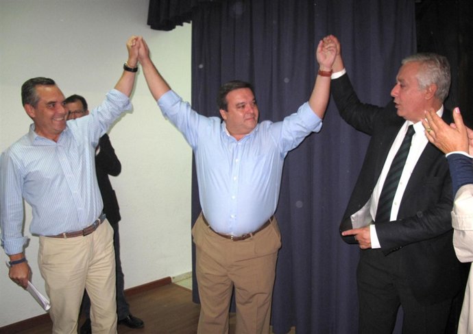 Bueno y Arenas con el alcalde de Cantillana