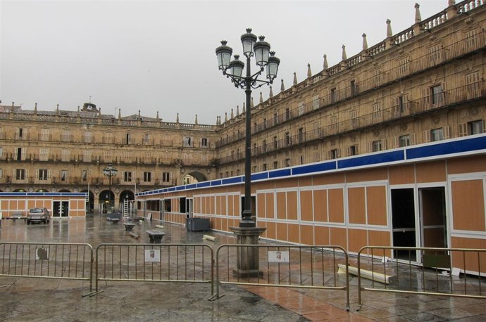 Montaje de las casetas de la Feria del Libro