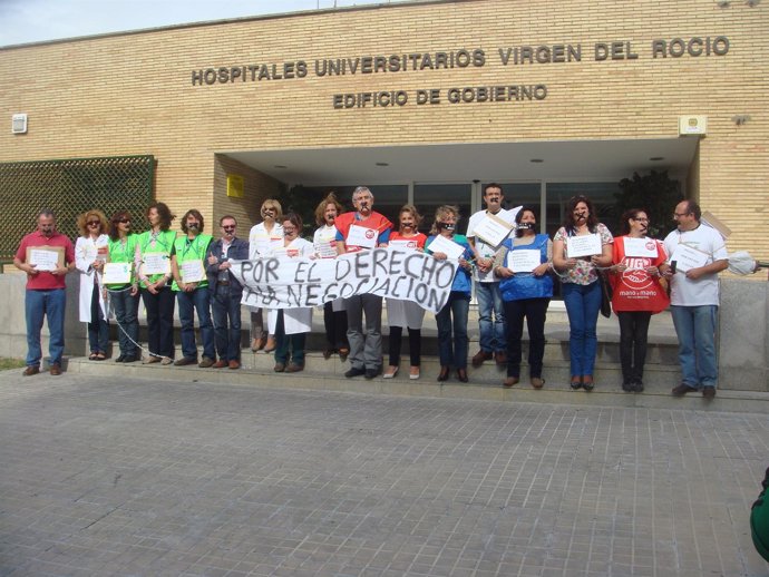 Protesta de delegados sindicales en el Hospital Virgen del Rocío