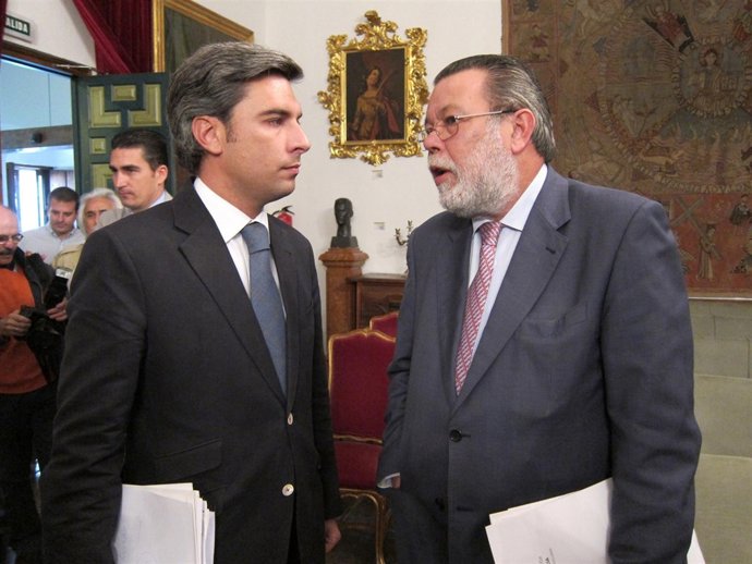 Los portavoces del PP y del PSOE hablan antes del Pleno