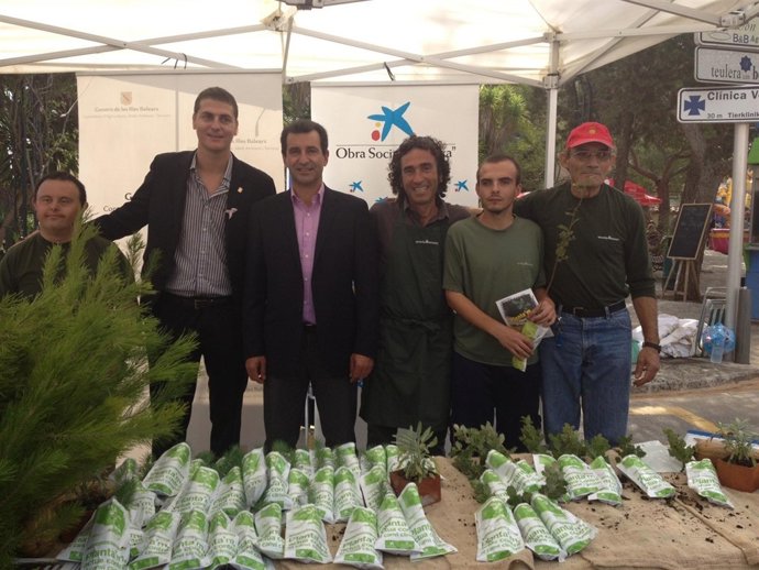 Gabriel Company En La Presentación De La Campaña