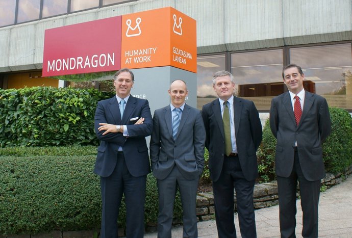 Representantes de LKS y URBASER                    