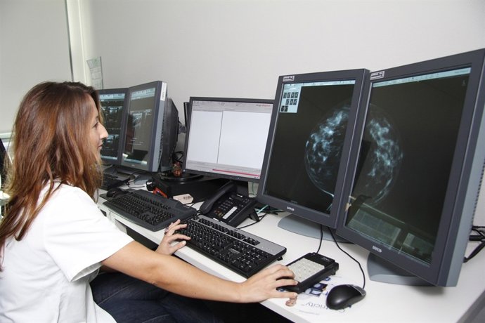 Una Radióloga Visualiza Una Imagen Para Hacer El Informe Médico