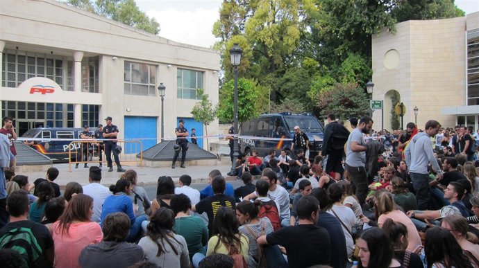 Manifestación De Estudiantes Ante La Sede Del PP
