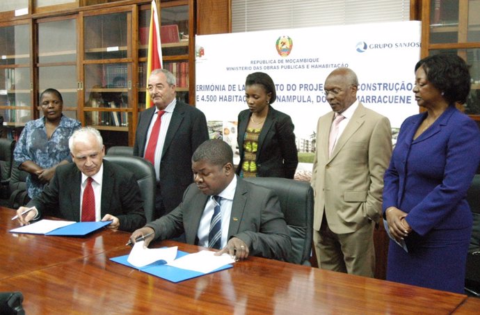 Firma del acuerdo por el que San José construirá viviendas en Mozambique
