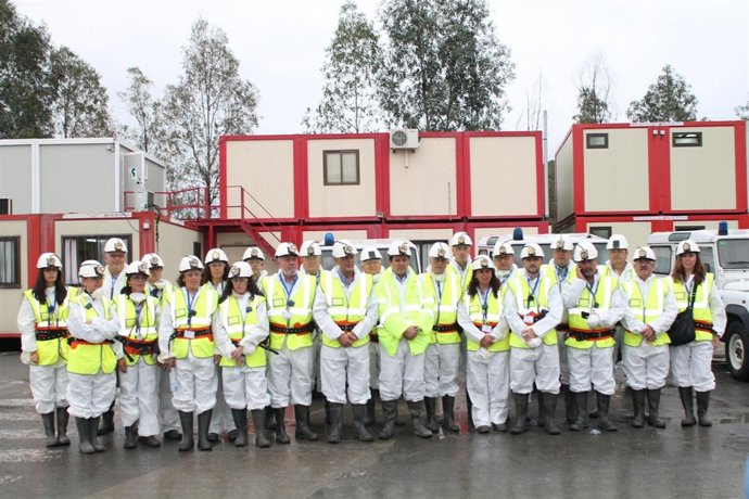 Grupo de autoridades, antes de bajar a la mina de Matsa. 