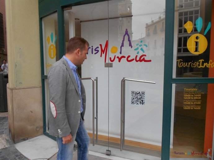 El concejal de Turismo, Miguel Cascales, en la Oficina de Turismo