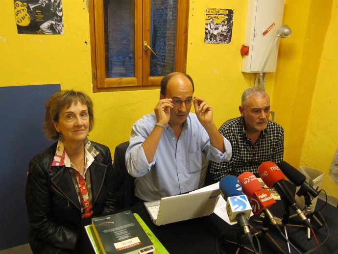 Mertxe Urzainki, Patxi Zamora (c) y José Ramón Urtasun, de la asociación Kontuz!