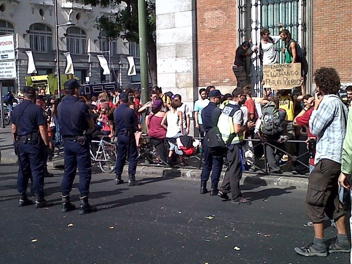 Agentes De Policía Vigilan A Los 'Indignados' En Neptuno