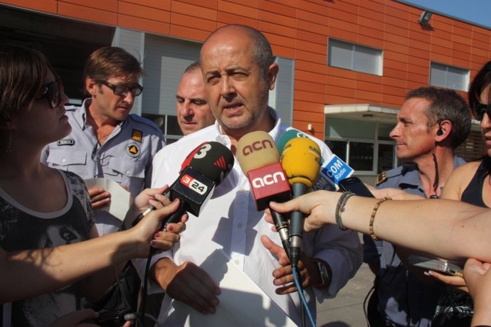 Felip Puig, En El Parque De Bomberos De La Pera