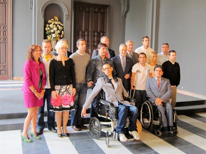 El presidente de la Junta recibe a lo deportistas paralímpicos en San Telmo