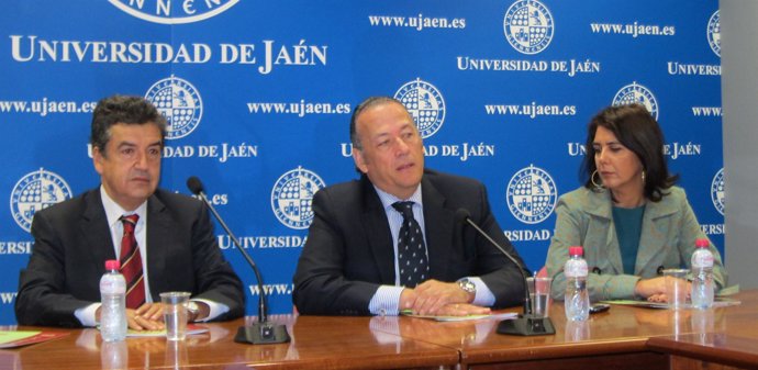 Rebollo junto al decano de la Facultad de Ciencias Sociales y Jurídicas de Jaén