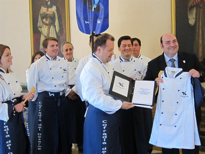 La Cofradía Del Desarme Nombre Al Alcalde De Oviedo Cofrade De Honor