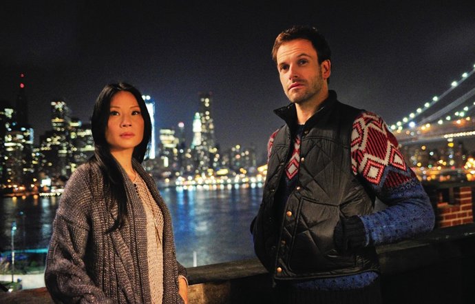 Jonny Lee Miller y Lucy Liu en 'Elementary'