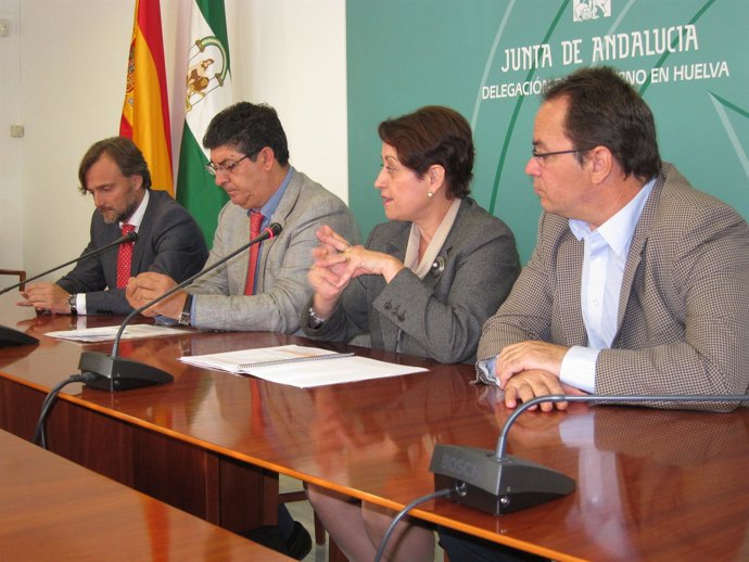 Diego Valderas, junto a la secretaria general de Consumo, Dolores Muñoz.