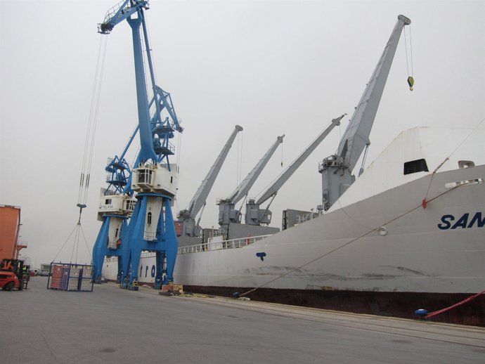 Cargamento En El Puerto De Castellón