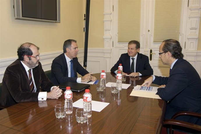 El consejero de Industria con representantes del sector de automoción