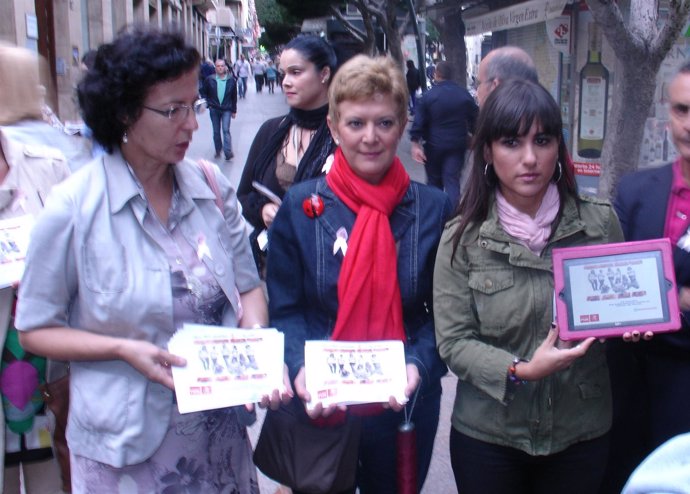 Gracia Fernández, Consuelo Rumi E Inés Plaza Muestran El Material De La Campaña