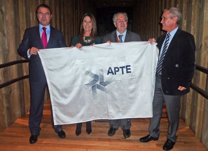 Traspaso de la bandera de la Conferencia Internacional de APTE a Gijón.