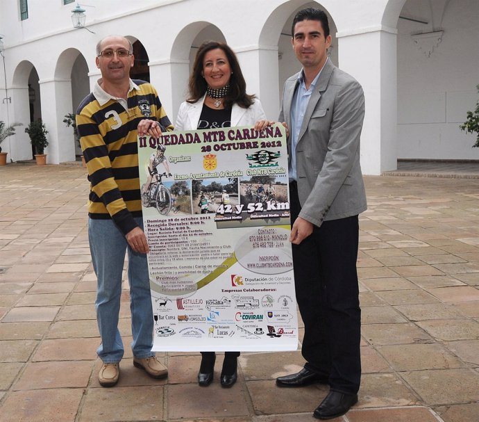 Moreno (centro) y Palomares (dcha.) con el cartel de la II Quedada