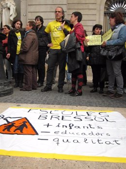 Ricard Gomà (ICV-EUiA) con camiseta amarilla en concentración educativa
