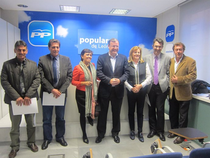 Los procuradores del PP por León antes de presentar los PGC 