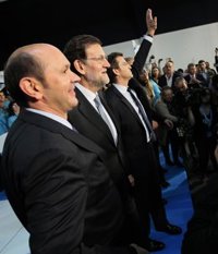 (AM.Feijóo pide el voto para vencer la crisis y promete ante Rajoy que Galicia será "la primera" en lograrlo