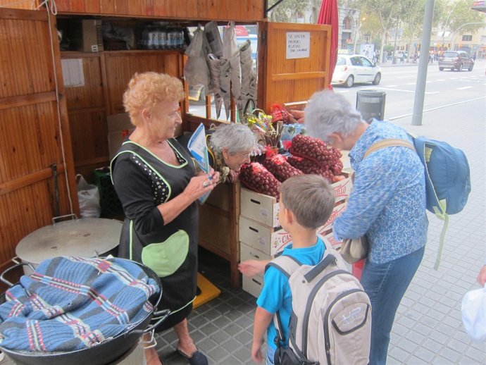 Montse y Mèlia, castañeras de la avenida Paral·lel, ante El Molino