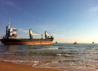 Un remolcador trata de dar cabo al BSLE Sunrise para desencallarlo de la playa de El Saler