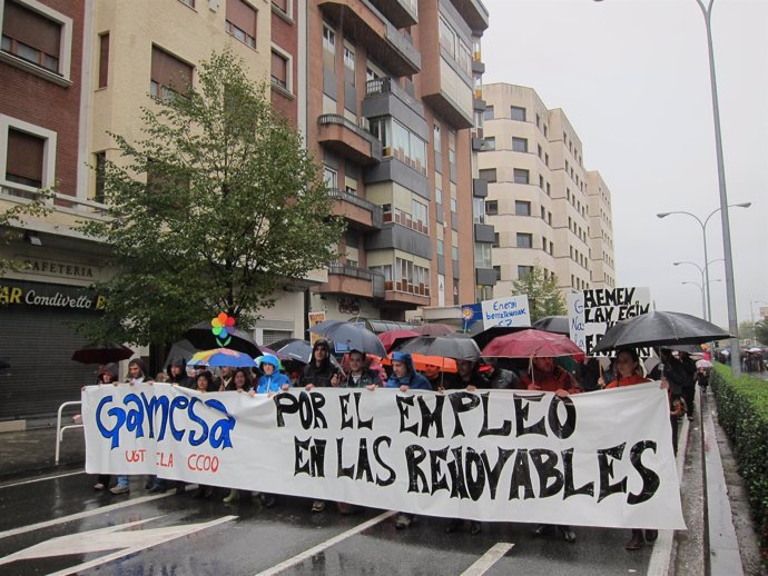 Trabajadores de Gamesa se manifiestan contra despidos en Navarra.