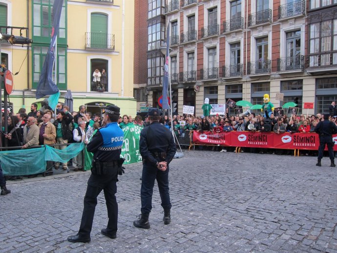 Concentración de protesta contra Wert ante las puertas de Calderón