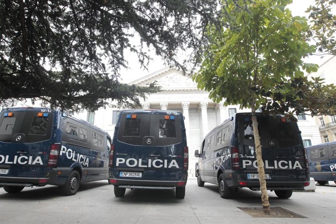 Furgonetas De Policía En El Congreso