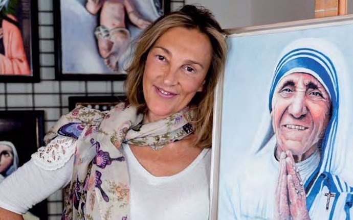 Teresa Gaytán con su retrato de la madre Teresa