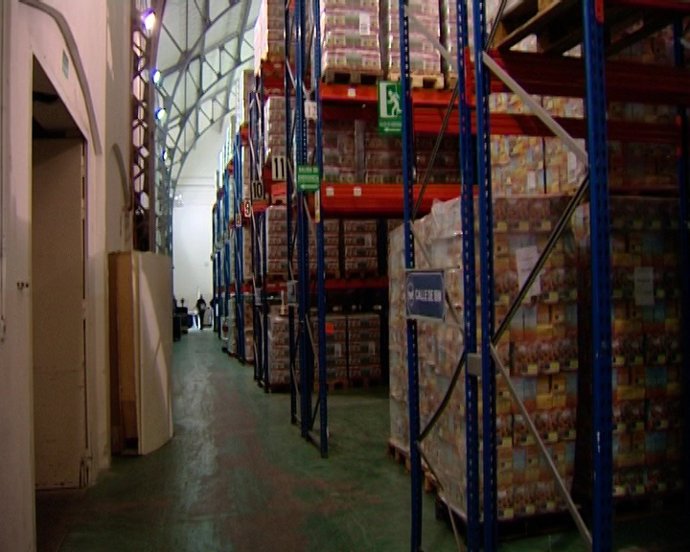 Los operarios trabajan en un banco de alimentos