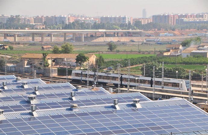 Placas Solares En Los Talleres De FGV En València Sud