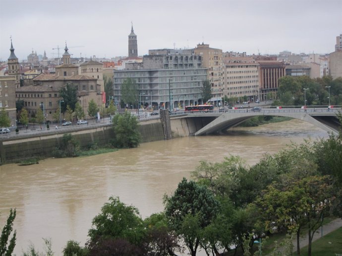 El río Ebro a su paso por la capital aragonesa.