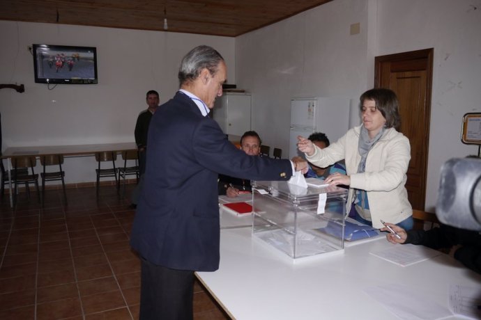 Mario Conde acude a votar.