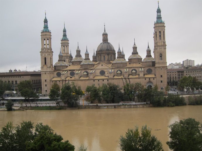 El río Ebro a su paso por la capital aragonesa.