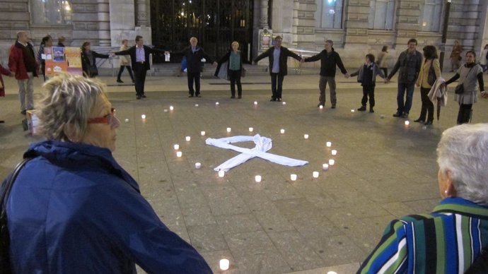 Concentración con velas en la Plaza del Ayuntamiento de Santander