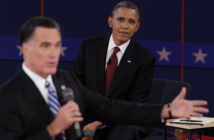 Barack Obama y Mitt Romney en el segundo debate