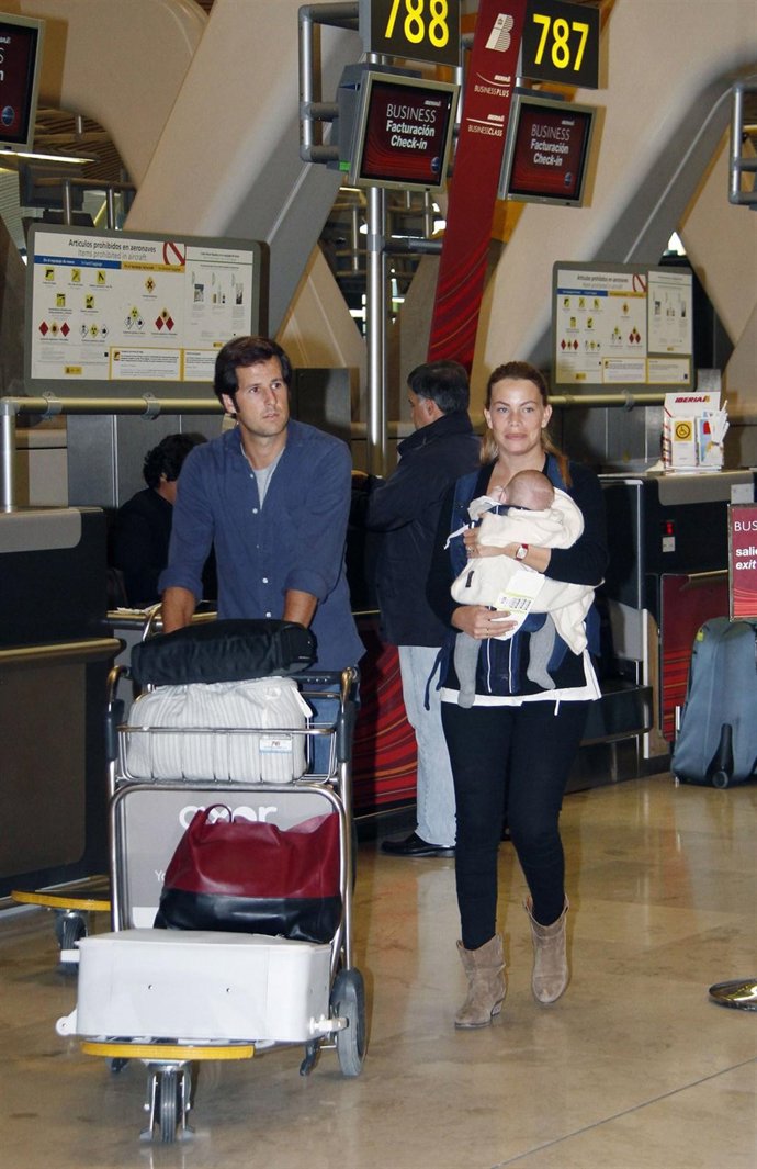 Carla Goyanes, Jorge Benguría y el pequeño carlos en Barajas