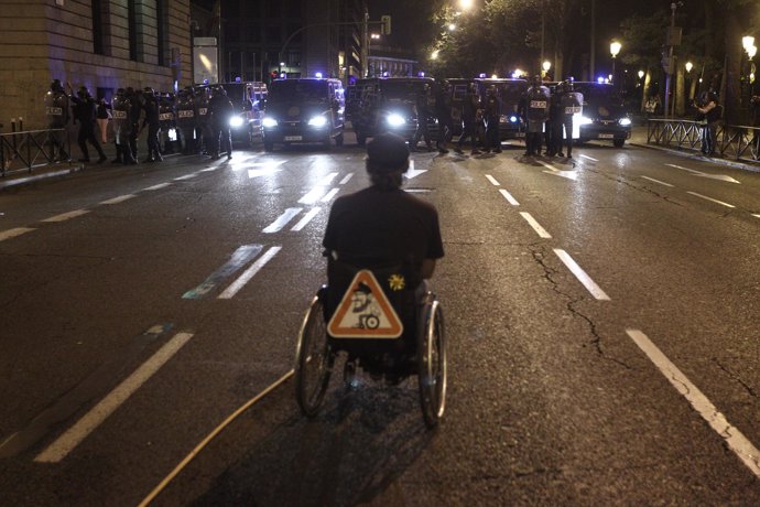 Enfrentamientos ante el Congreso entre manifestantes del 25S y policía