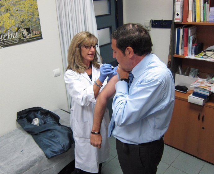 El consejero de Sanidad, Antonio María Sáez Aguado, se vacuna contra la gripe