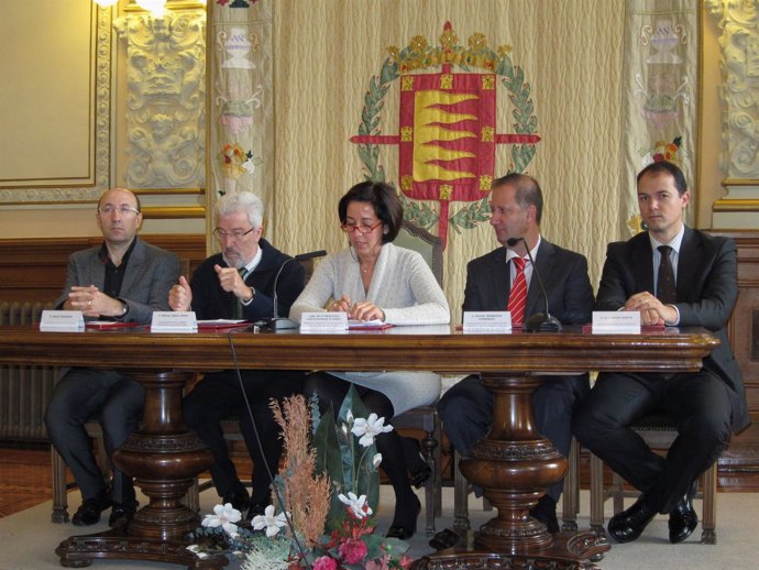 Mercedes Cantalapiedra y representantes de las asociaciones participantes.
