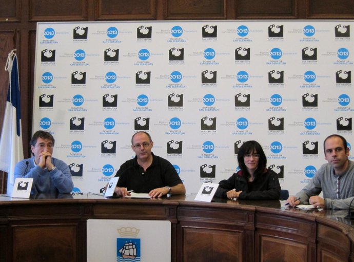 Juan Karlos Izagirre y miembros de su equipo de Gobierno.