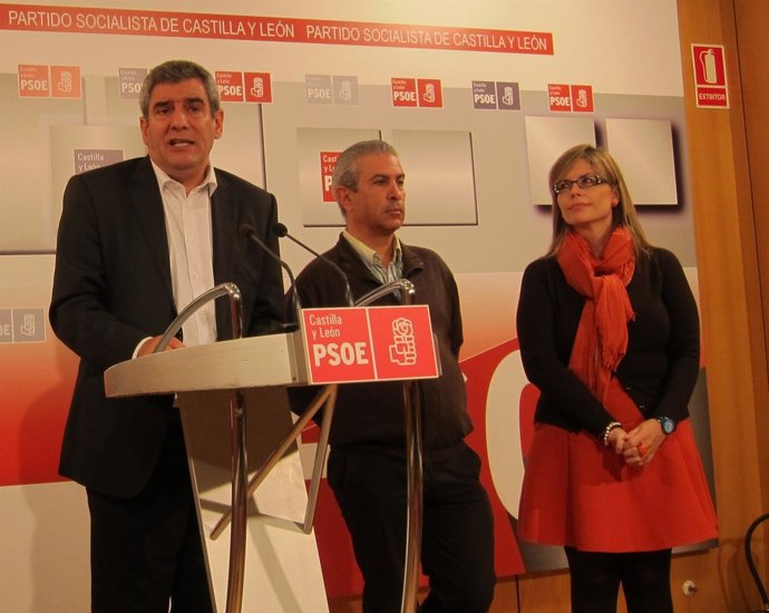 El secretario regional del PSCL en rueda de prensa