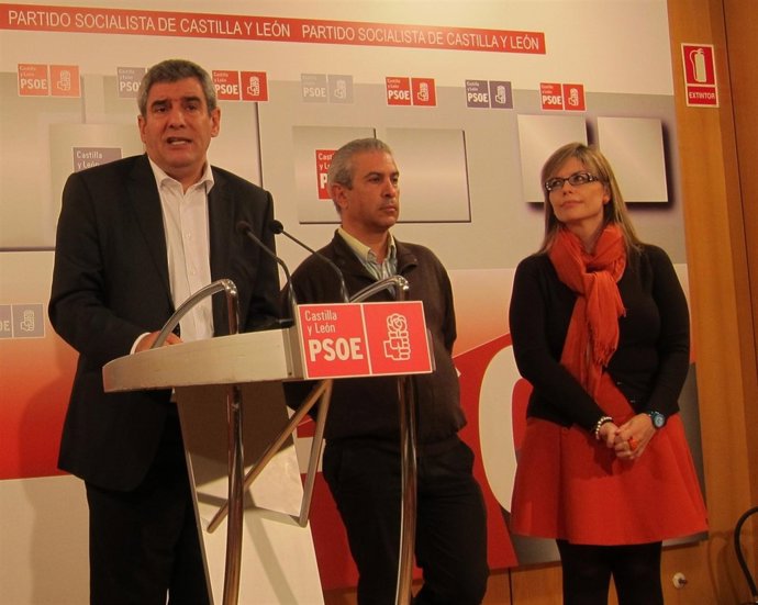 El secretario regional del PSCL en rueda de prensa