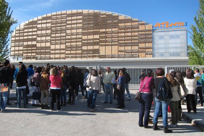 Extrabajadores de Teletech a las puertas de Atento