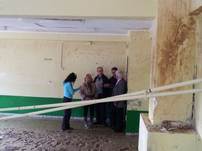 Serrat visita los centros educativos afectados