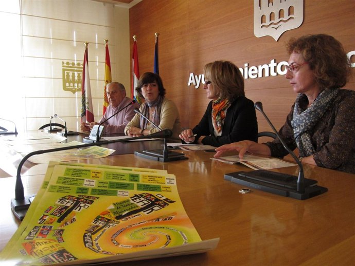 Montes, con los representantes de la AAV El Carmen, en la presentación